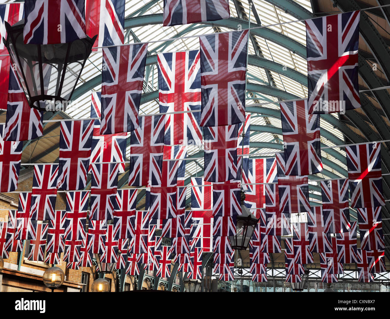 Union Jack drapeaux au marché couvert de Covent Garden, Londres, Royaume-Uni. Banque D'Images