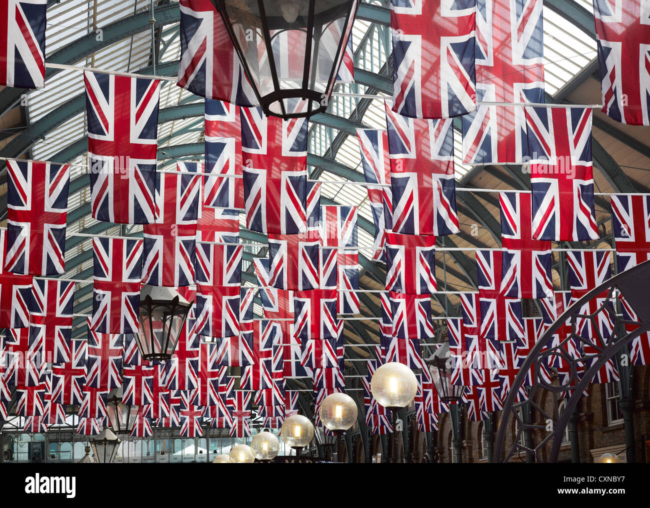 Union Jack drapeaux au marché couvert de Covent Garden, Londres, Royaume-Uni. Banque D'Images