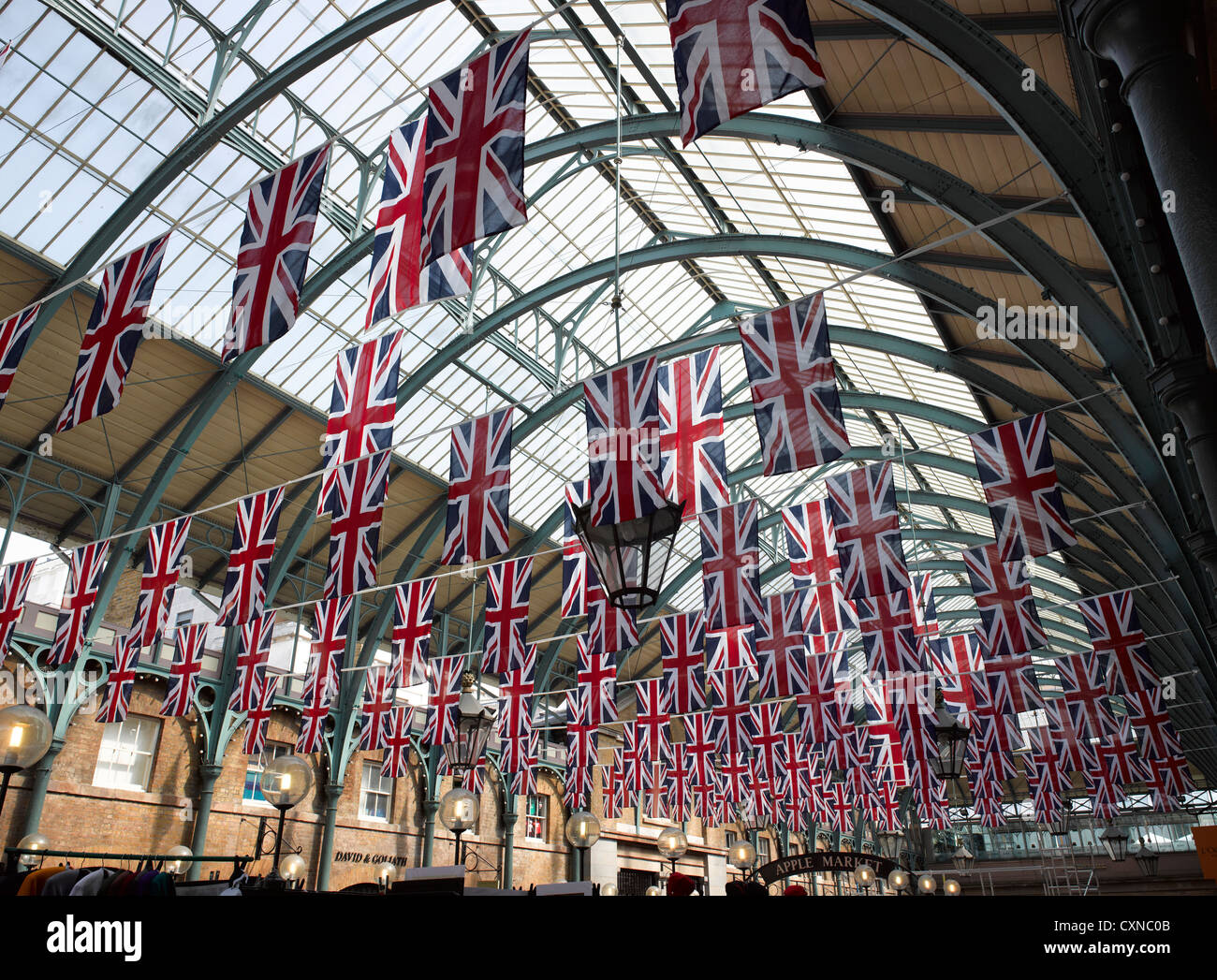 Union Jack drapeaux au marché couvert de Covent Garden, Londres, Royaume-Uni. Banque D'Images