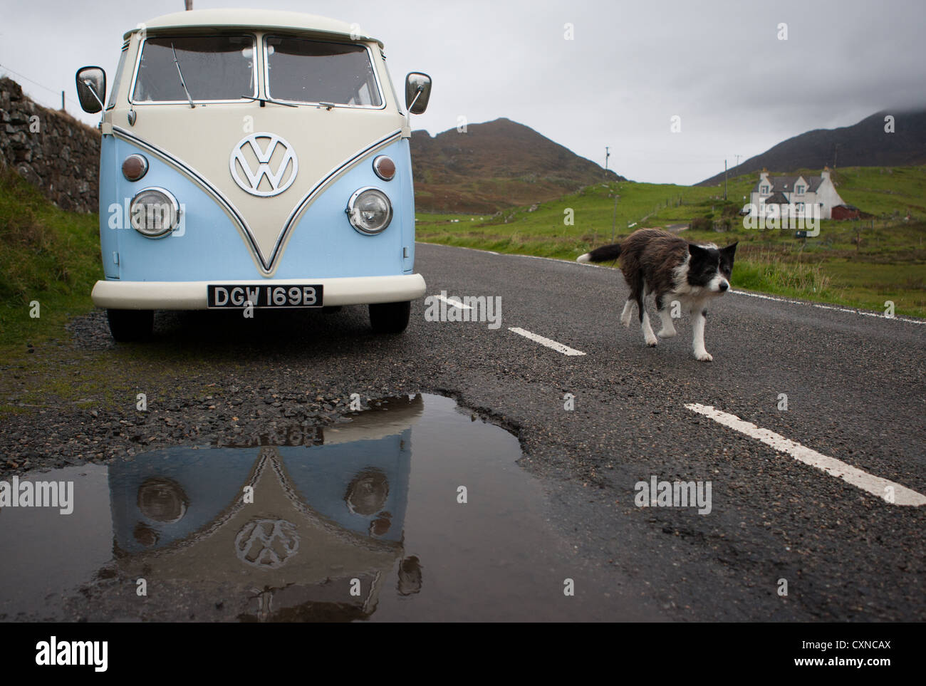 Camping-car Volkswagen, sur l'île de Harris, avec de berger et flaque, Hébrides extérieures, en Écosse Banque D'Images