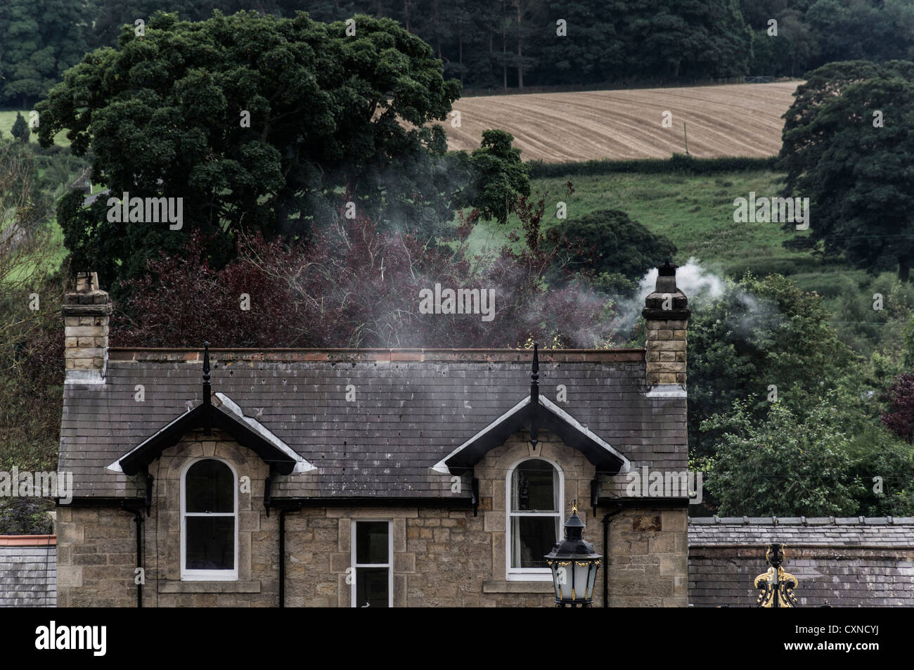 Cottage fumeurs cheminée - le charbon utilisé pour le chauffage. Le comté de Durham, Angleterre, 2012. Banque D'Images Cottage fumeurs cheminée - le charbon utilisé pour le chauffage. Le comté de Durham, Angleterre, 2012. Banque D'Images