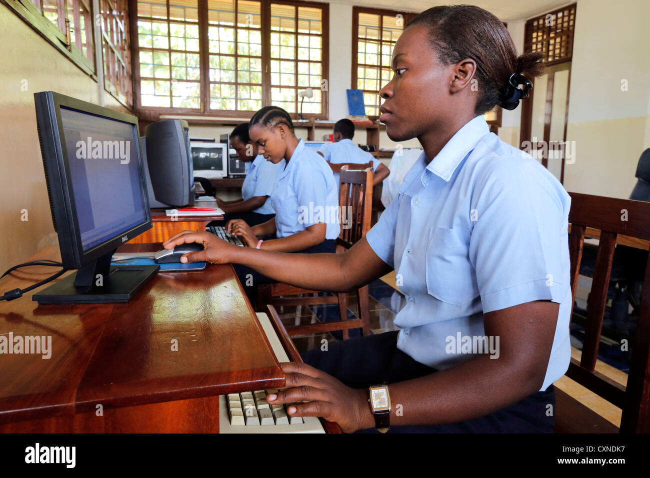 Les étudiants au cours de leçon d'informatique dans le centre de formation professionnelle, Machui Machui, Zanzibar, Tanzanie Banque D'Images