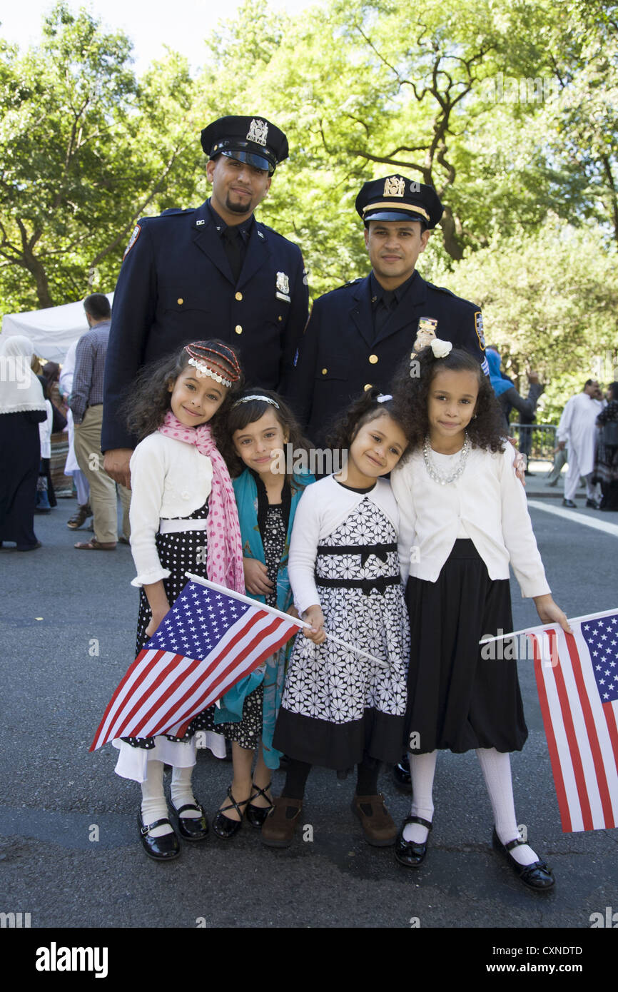 Musulman américain annuel Day Parade sur Madison Avenue à New York. Les agents de police de New York avec leurs enfants en mars la parade Banque D'Images