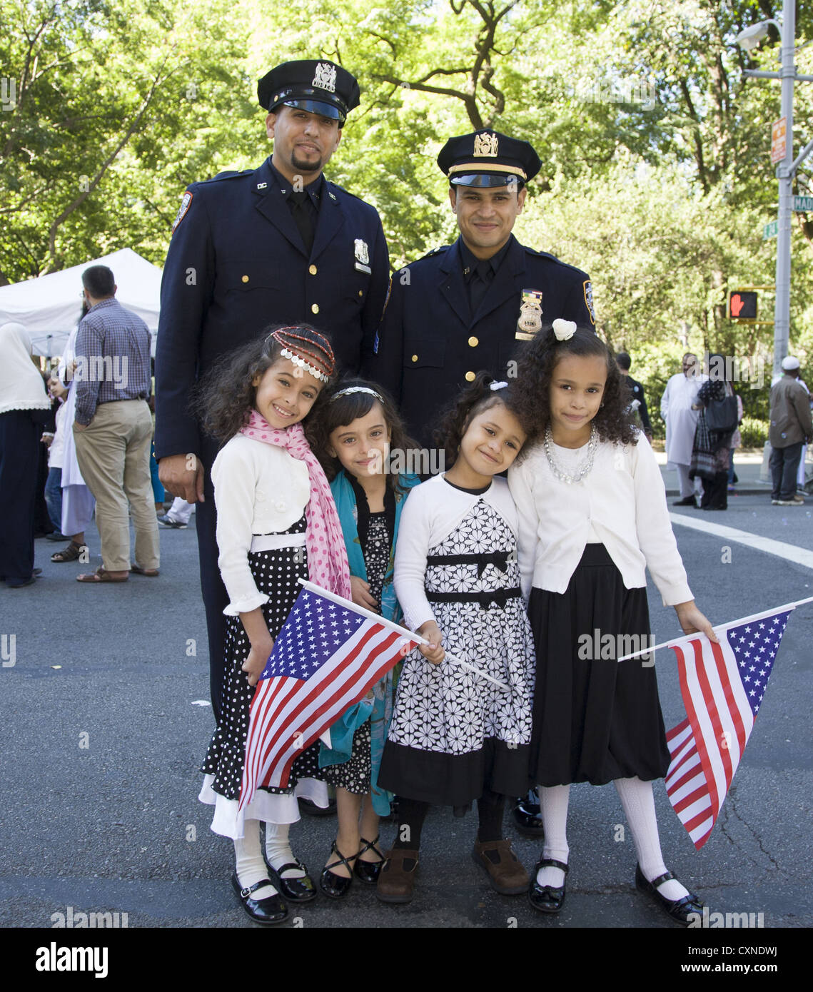 Musulman américain annuel Day Parade sur Madison Avenue à New York. Les agents de police de New York avec leurs enfants en mars la parade Banque D'Images