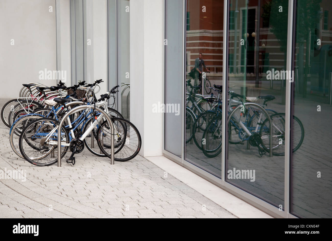 Bicyclettes à l'extérieur des bureaux à Temple Quay, Bristol, Angleterre Banque D'Images