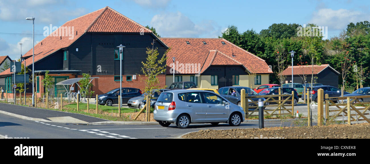 Parking neuf construit à cet effet NHS Doctors GP chirurgie et clinique de centre de santé desservant les villages avec dispensaire et clinique mère et bébé Essex Angleterre Royaume-Uni Banque D'Images