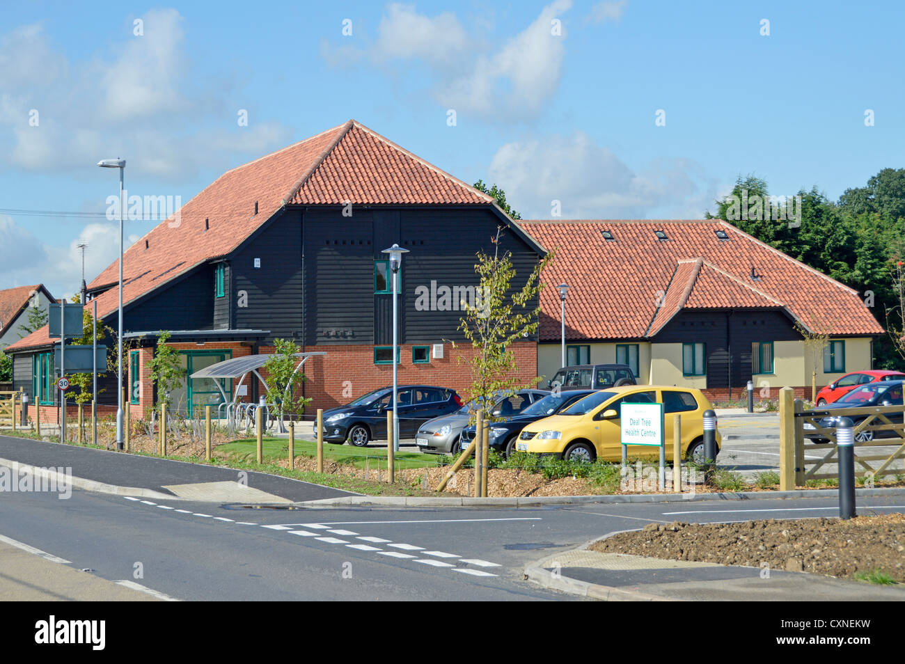 Parking neuf construit à cet effet NHS Doctors GP chirurgie et clinique de centre de santé desservant les villages avec dispensaire et clinique mère et bébé Essex Angleterre Royaume-Uni Banque D'Images