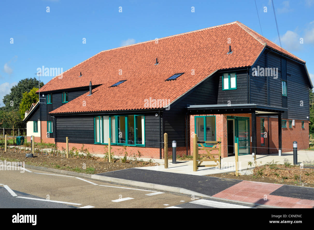 NHS Doctors GP centre de santé de chirurgie avec dispensaire de pharmacie et parking nouveaux locaux construits à cet effet desservant une communauté principalement rurale Essex Angleterre Royaume-Uni Banque D'Images