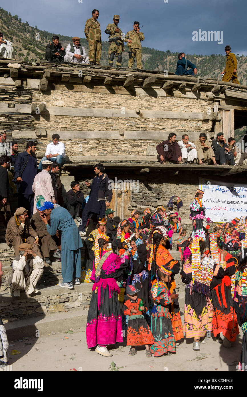 Les femmes et les filles Kalash négligé par les forces de sécurité au Village Grum (Charso terre danse), Kalash Joshi (Fête du Printemps), la vallée de Rumbur, Chitral, Khyber-Pakhtunkhwa, Pakistan Banque D'Images