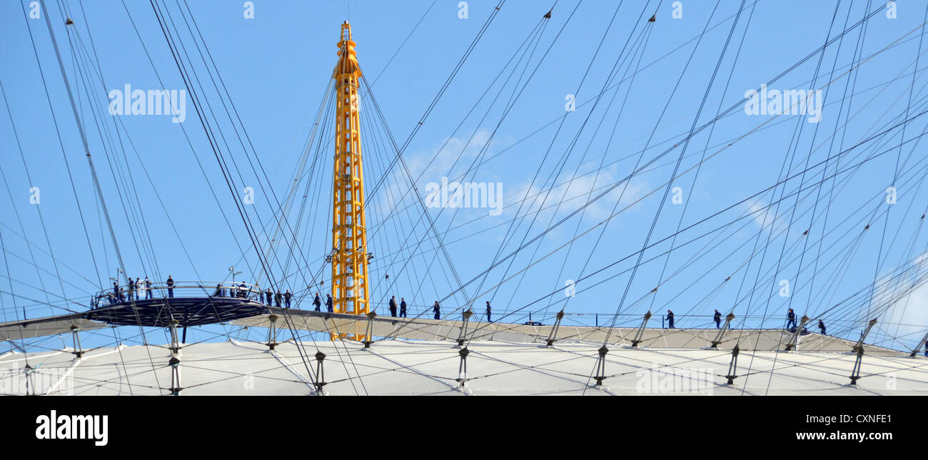 Jusqu'à l'O2, les gens sur l'affichage de la plate-forme au dessus du pavillon sur le dôme du millénaire, également connu comme le "Skywalk" Banque D'Images