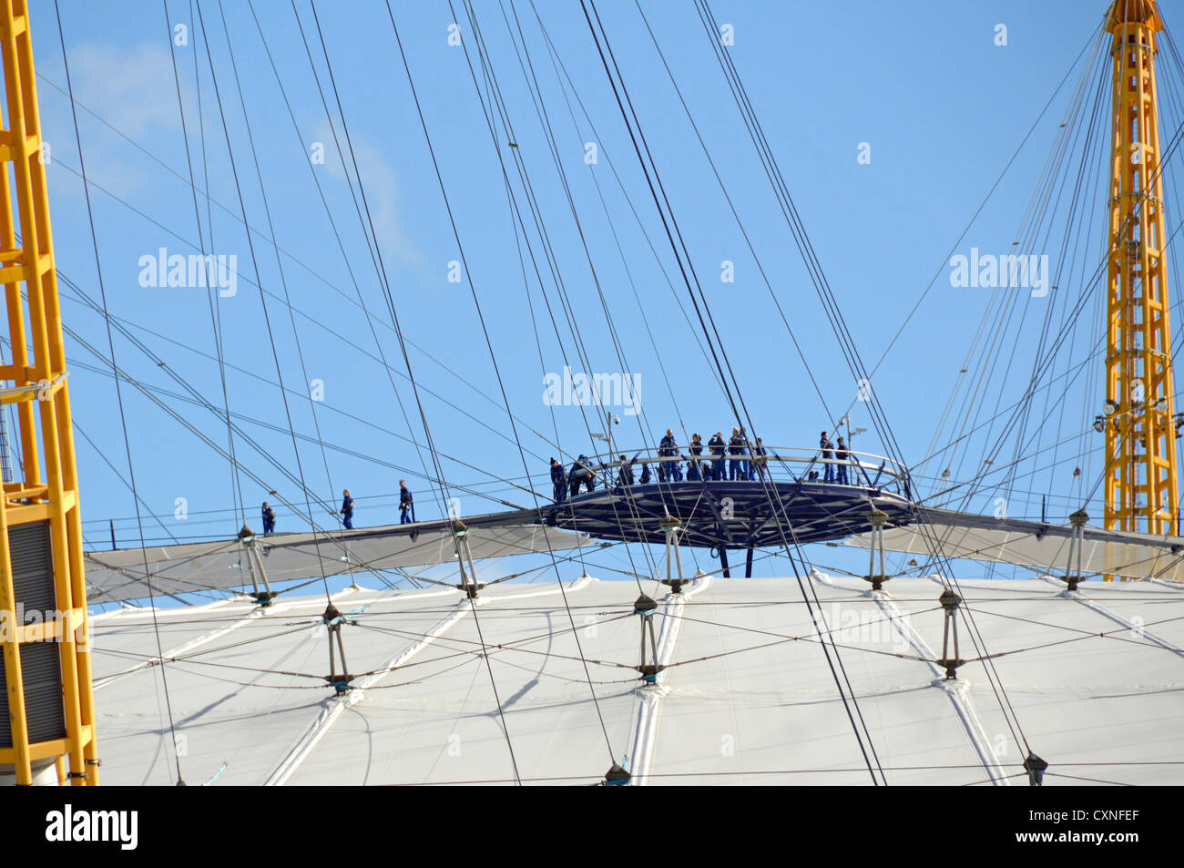 Jusqu'à l'O2, les gens sur l'affichage de la plate-forme au dessus du pavillon sur le dôme du millénaire, également connu comme le "Skywalk" Banque D'Images
