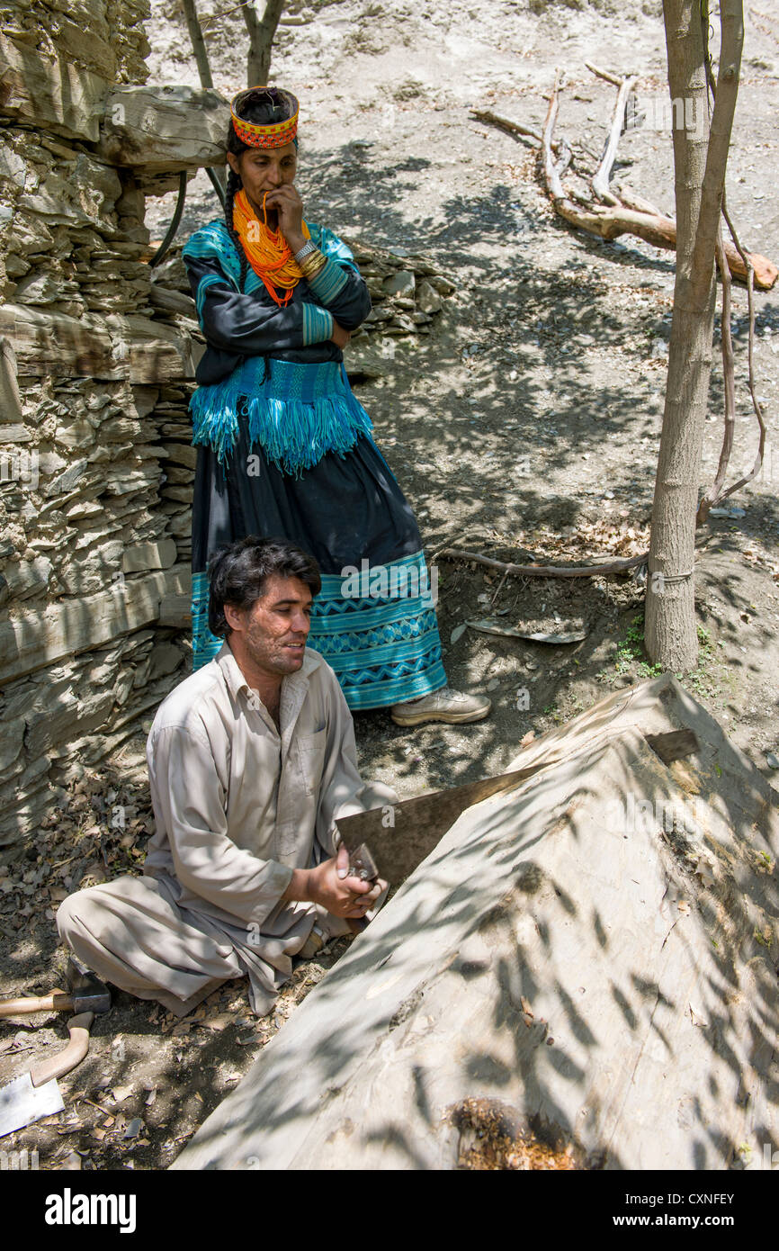 Femme Kalash à parler à une mobilité Carpenter, vallée de Rumbur, Chitral, Khyber-Pakhtunkhwa, Pakistan Banque D'Images