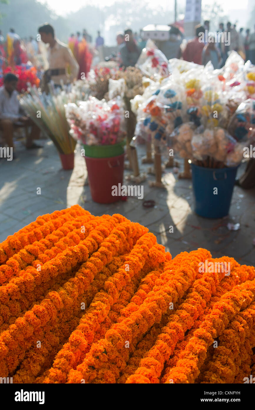 Des guirlandes de fleurs d'orange le matin au marché aux fleurs, Connaught Place, New Delhi, Inde Banque D'Images