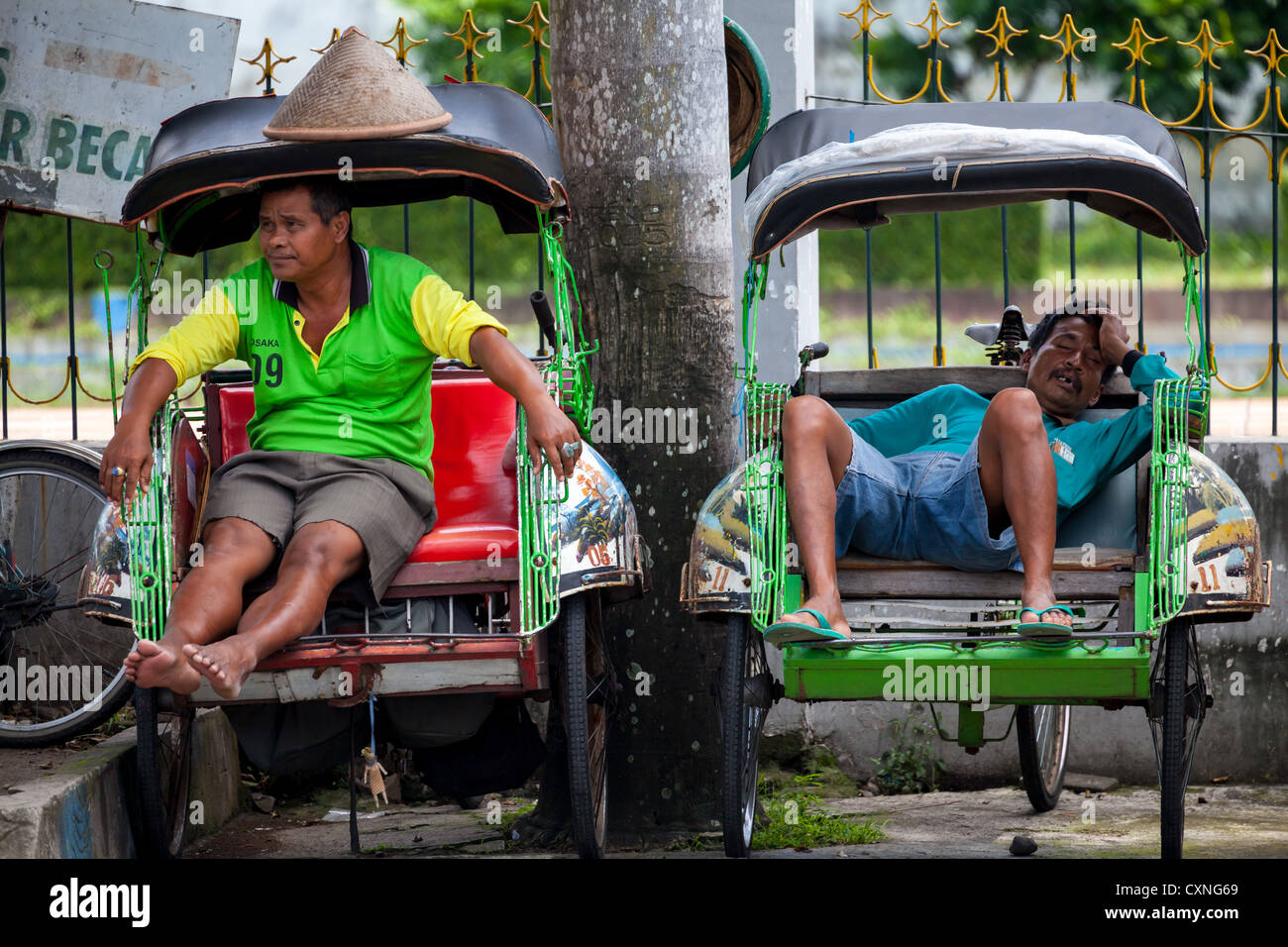 Les conducteurs de pousse-pousse à Yogyakarta en Indonésie Banque D'Images