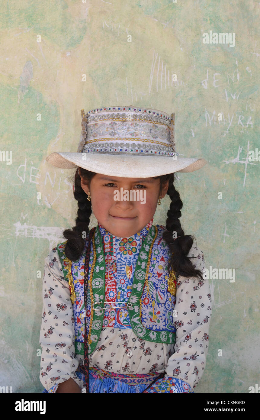 Jeune fille péruvienne de la Vallée Sagrado, en costume traditionnel