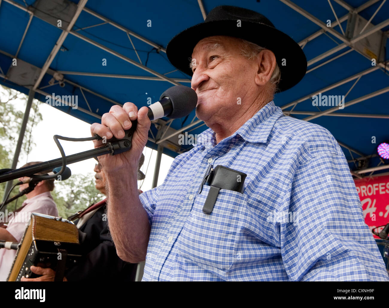 Texas-Style Conjunto music band joue dans une église festival à Austin, Texas Banque D'Images