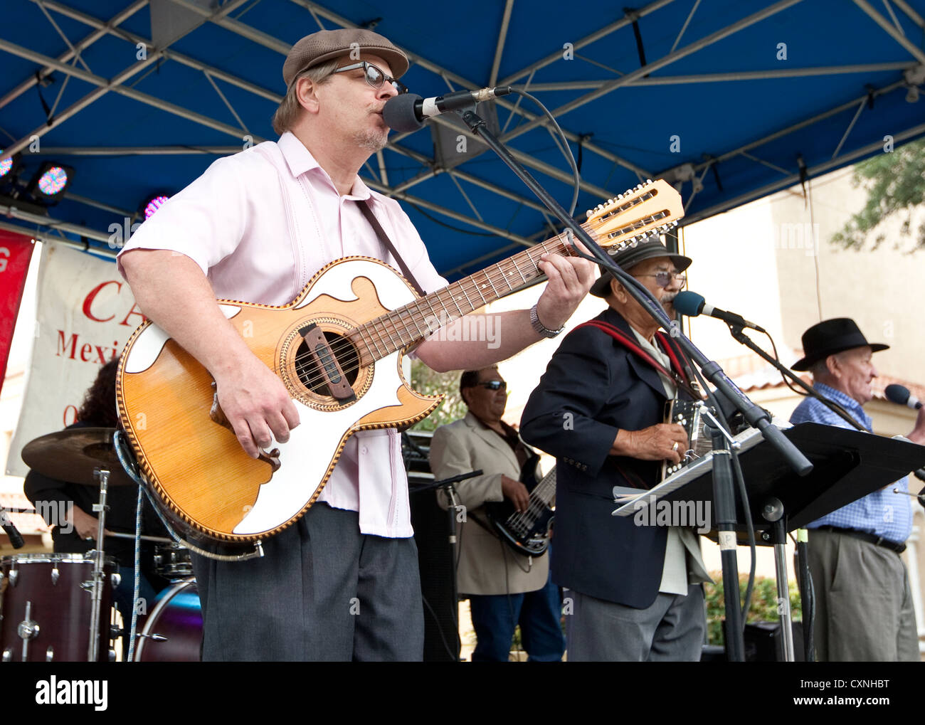 Texas-Style Conjunto music band joue dans une église festival à Austin, Texas Banque D'Images