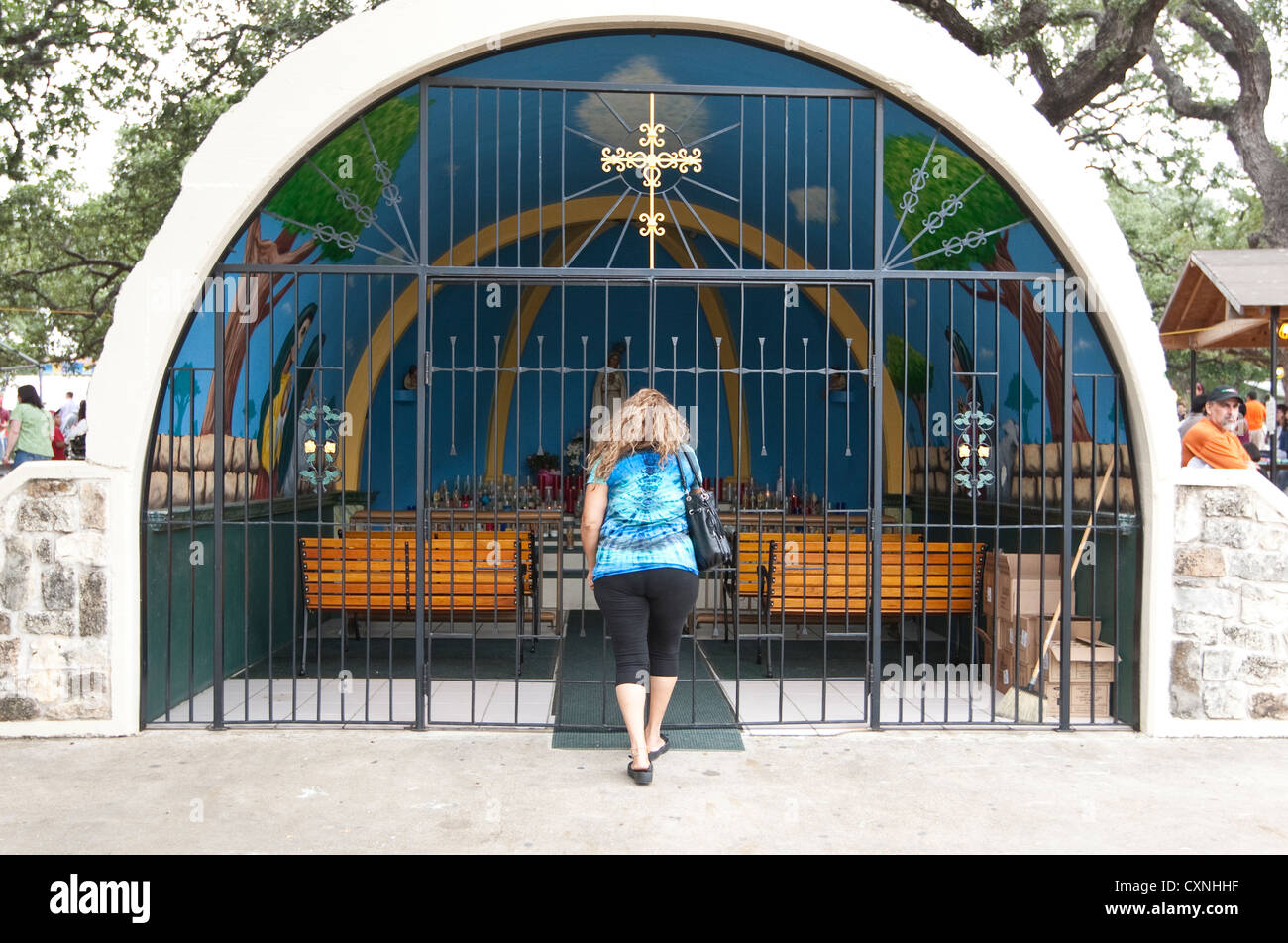 Femme prie lors d'une petite chapelle dans une église catholique à Austin, Texas Banque D'Images