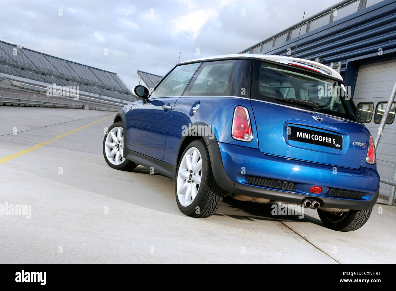 3/4 arrière MINI Cooper S garés dans le pit lane Banque D'Images