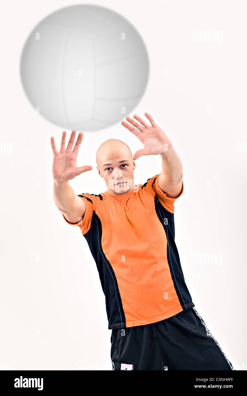 Joueur sur le terrain de volley-ball Banque D'Images
