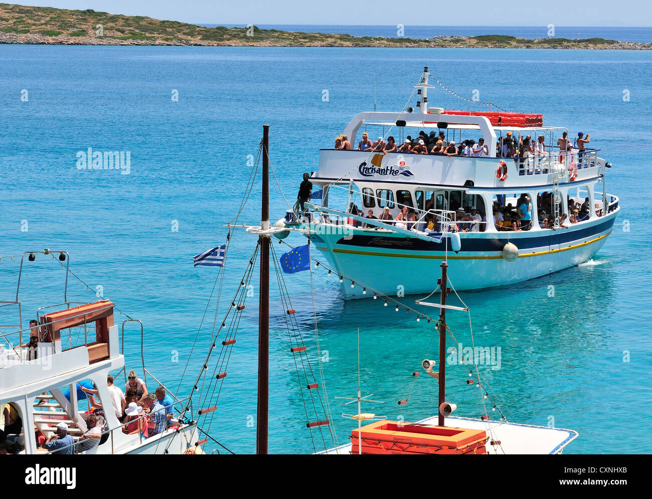 Des ferries bondés de balanciers d'Elounda et d'Agios Nikolas vous permettent de nager sur la plage de Kolokytha après avoir visité l'île de Spinalonga, Crète, Grèce Banque D'Images