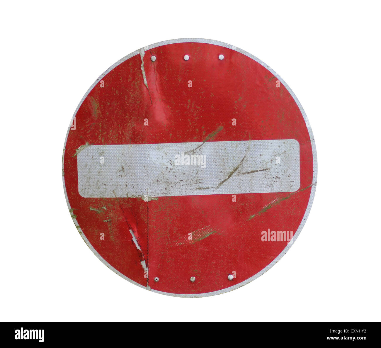 Ancien panneau routier d'arrêt rouge isolé sur fond blanc. Banque D'Images