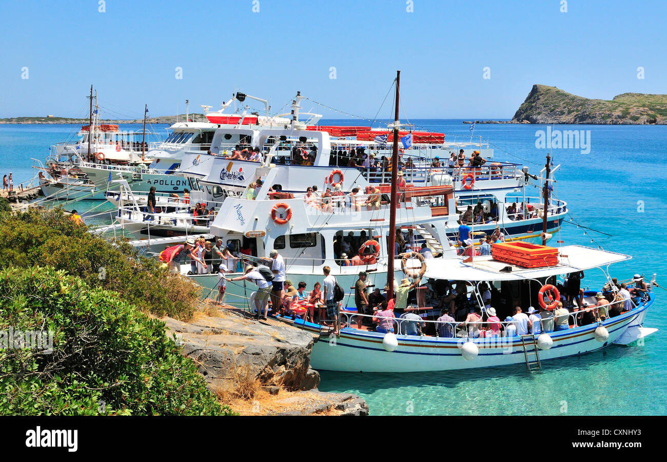 Des ferries bondés de balanciers d'Elounda et d'Agios Nikolas vous permettent de nager sur la plage de Kolokytha après avoir visité l'île de Spinalonga, Crète, Grèce Banque D'Images