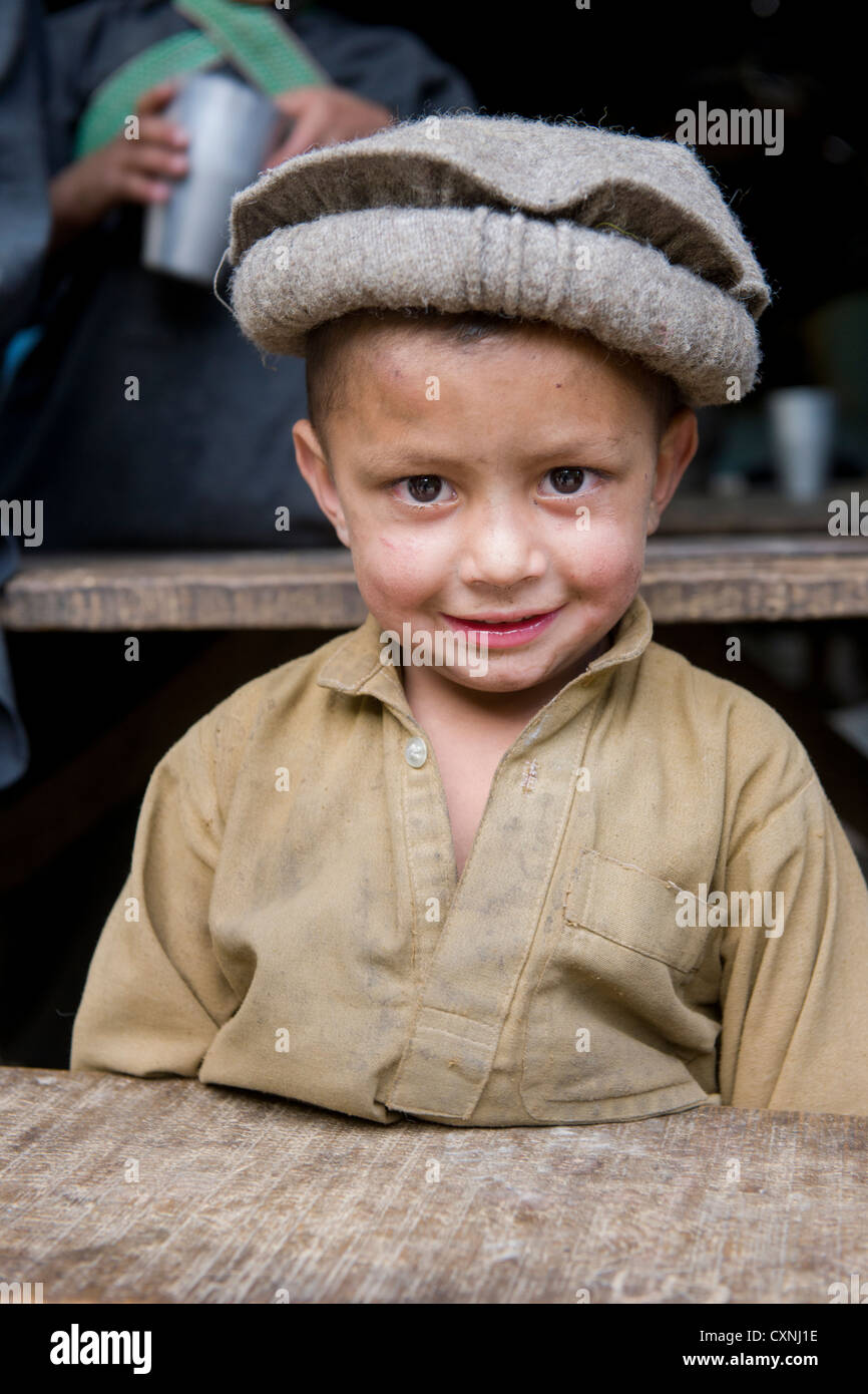 Petit garçon dans un Kalash pac traditionnelle au village, Bumburet Krakl Valley, Chitral, Khyber-Pakhtunkhwa, Pakistan Banque D'Images