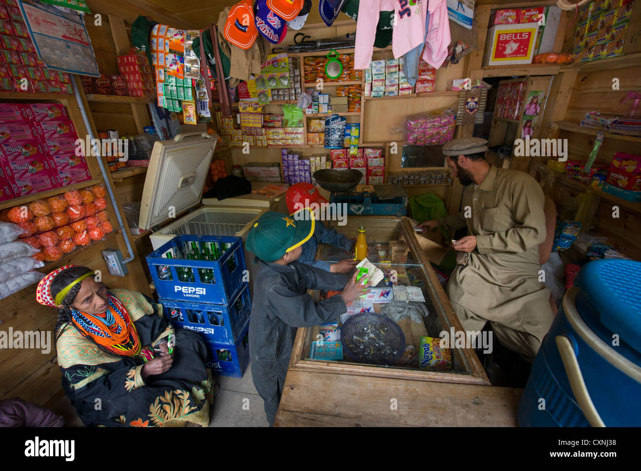 Commerçant musulman et sa Kalache thaya (père, frères aînés épouse) dans son atelier à Krakl Bumburet, La Vallée Village, Chitral, Khyber-Pakhtunkhwa, Pakistan Banque D'Images