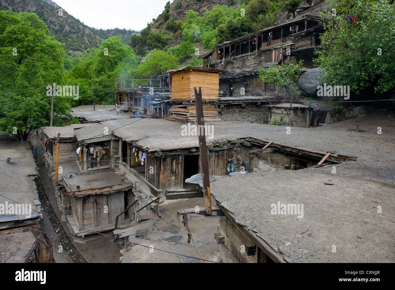Village sur une colline de Balanguru, vallée de Rumbur, Chitral, Khyber-Pakhtunkhwa, Pakistan Banque D'Images