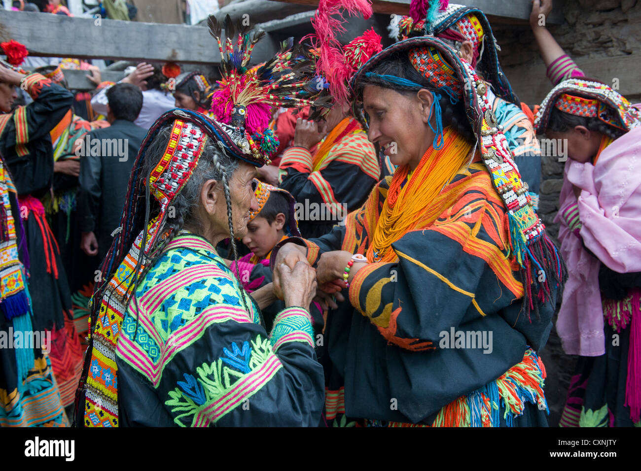 Accueil femmes Kalash l'un l'autre à l'Anish Brun Village Charso (danse), Kalash Joshi (Fête du Printemps), la vallée de Bumburet, Chitral, Khyber-Pakhtunkhwa, Pakistan Banque D'Images
