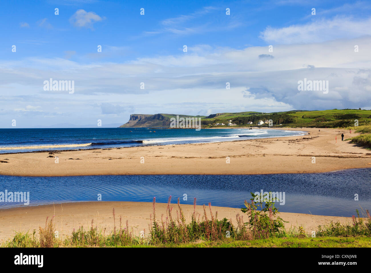 Vue sur baie et plage de sable à la tête ou juste Benmore pointe sur la côte nord-est. Ballycastle Co Antrim Irlande du Nord UK Banque D'Images