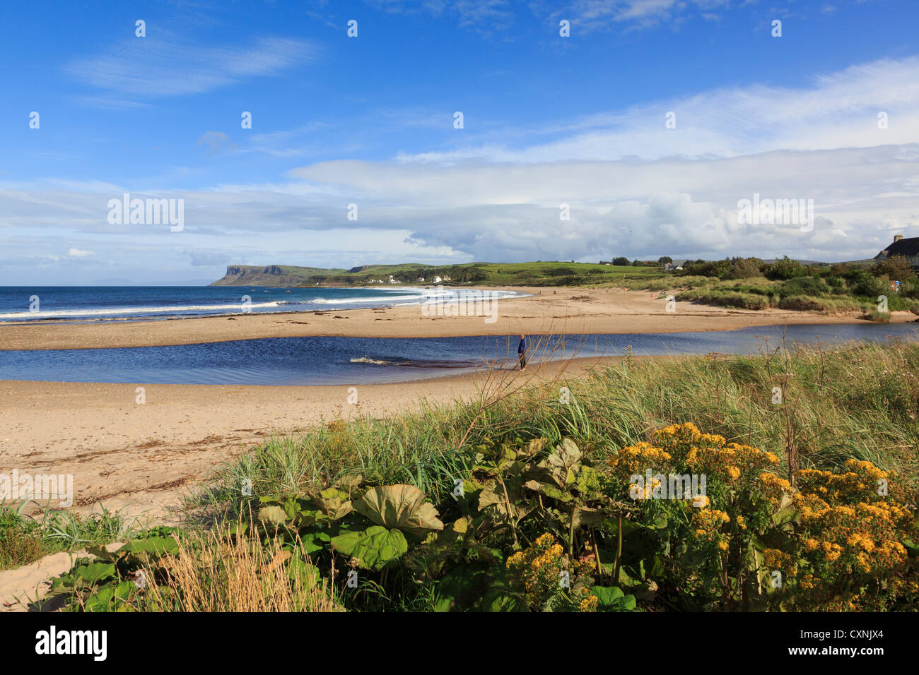 Vue sur baie et plage de sable à la tête ou juste Benmore pointe sur la côte nord-est. Ballycastle Co Antrim Irlande du Nord UK Banque D'Images