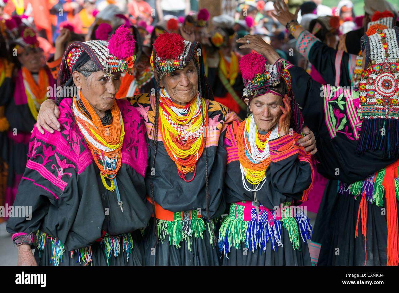 Les femmes Kalash dancing in a line à la Kalash Joshi (Fête du Printemps), Village Grum Charso (danse), de la vallée de Rumbur, Chitral, Khyber-Pakhtunkhwa, Pakistan Banque D'Images