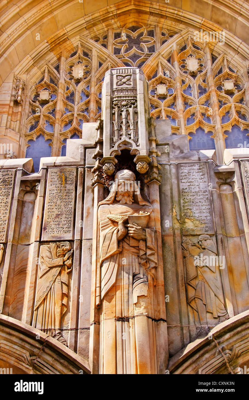 L'université de Yale Sterling Memorial Library Statue langues anciennes écritures New Haven Connecticut Banque D'Images