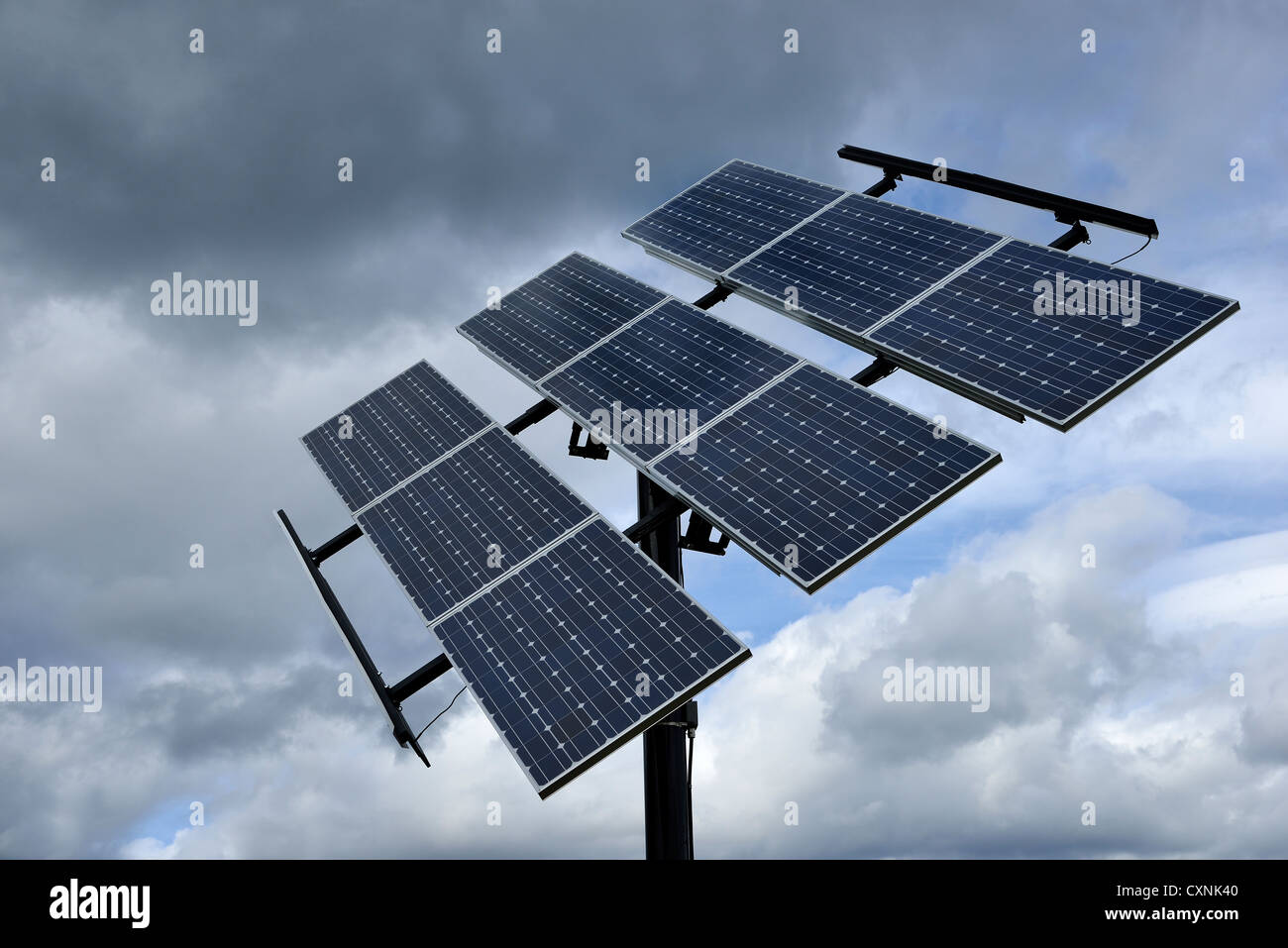 Des panneaux solaires disposés de façon à attraper les rayons de soleils Banque D'Images