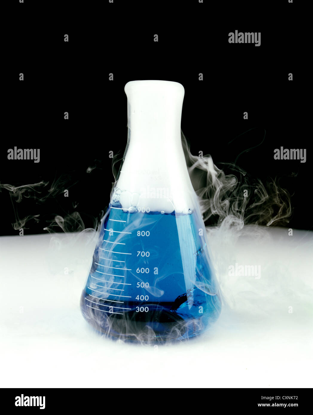 Une réaction chimique dans un Erlenmeyer Banque D'Images