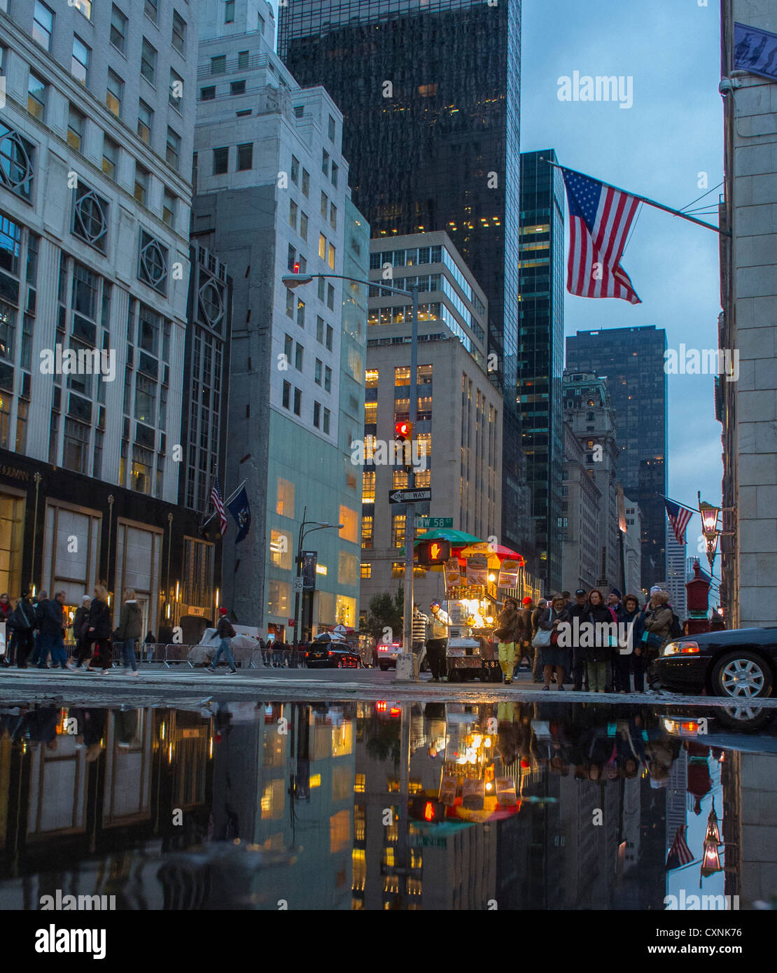New York, NY, États-Unis, scènes de rue, Shopping, Fifth Avenue, 59th Streets, Dusk, Manhattan, drapeau américain, bâtiments Banque D'Images