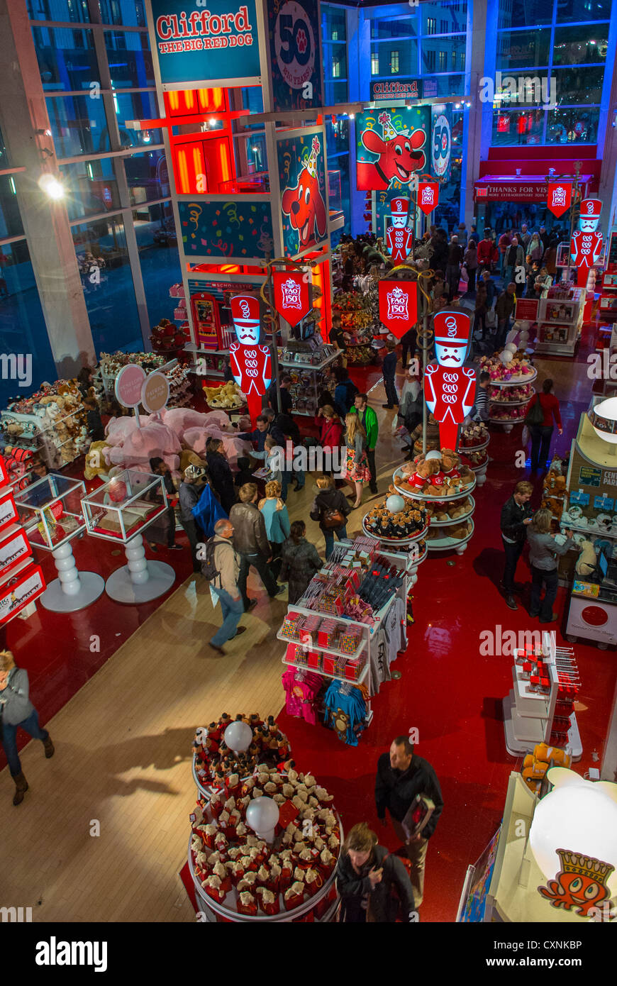 New York City, NY, Etats-Unis, People Shopping, magasin de jouets FAO  Schwartz, vue d'ensemble, Aerial, Manhattan Photo Stock - Alamy