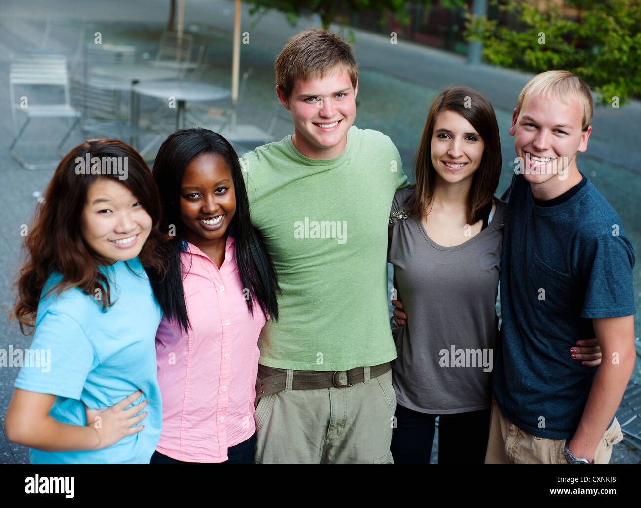 Groupe multiethnique d'adolescents à l'extérieur smiling Banque D'Images