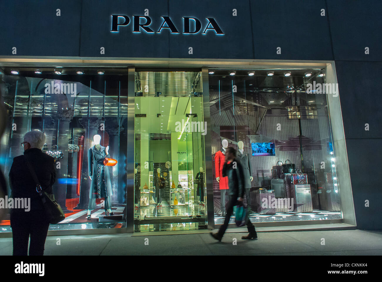 New York, Prada, magasin de vêtements de luxe, Prada, Fifth Avenue, panneau, fenêtres avant, Manhattan, mannequins de mode, prestige grand public shopping luxe New york, vêtements de créateurs italiens et prada Banque D'Images