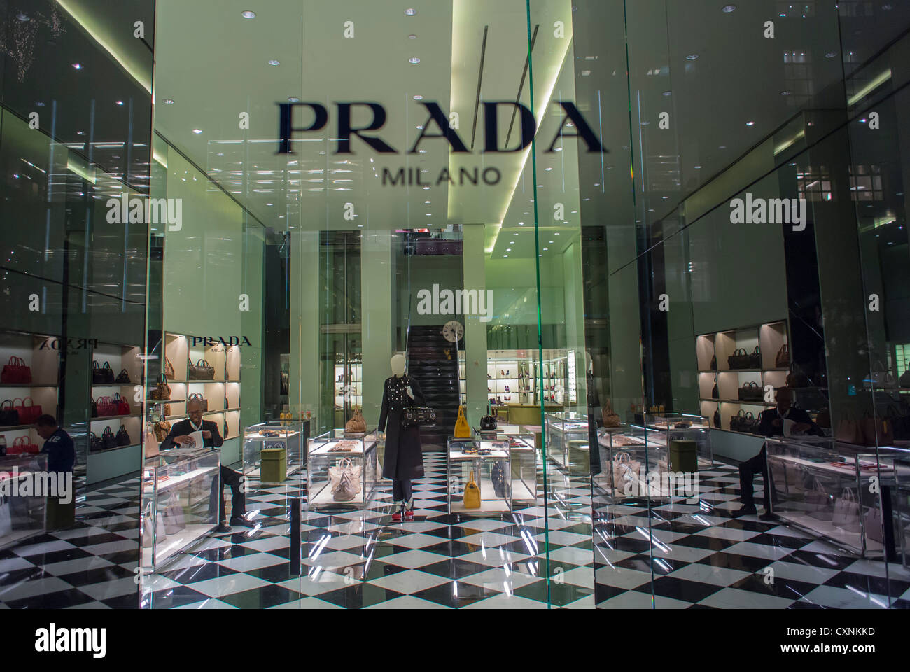 New York, Prada, magasin de vêtements de luxe Fashion Brands, Prada Shop, avec logo, signe, (Fifth Avenue) fenêtres avant, Manhattan, nom du magasin de vêtements de mode, groupe prada, vêtements de créateurs italiens et prada Banque D'Images