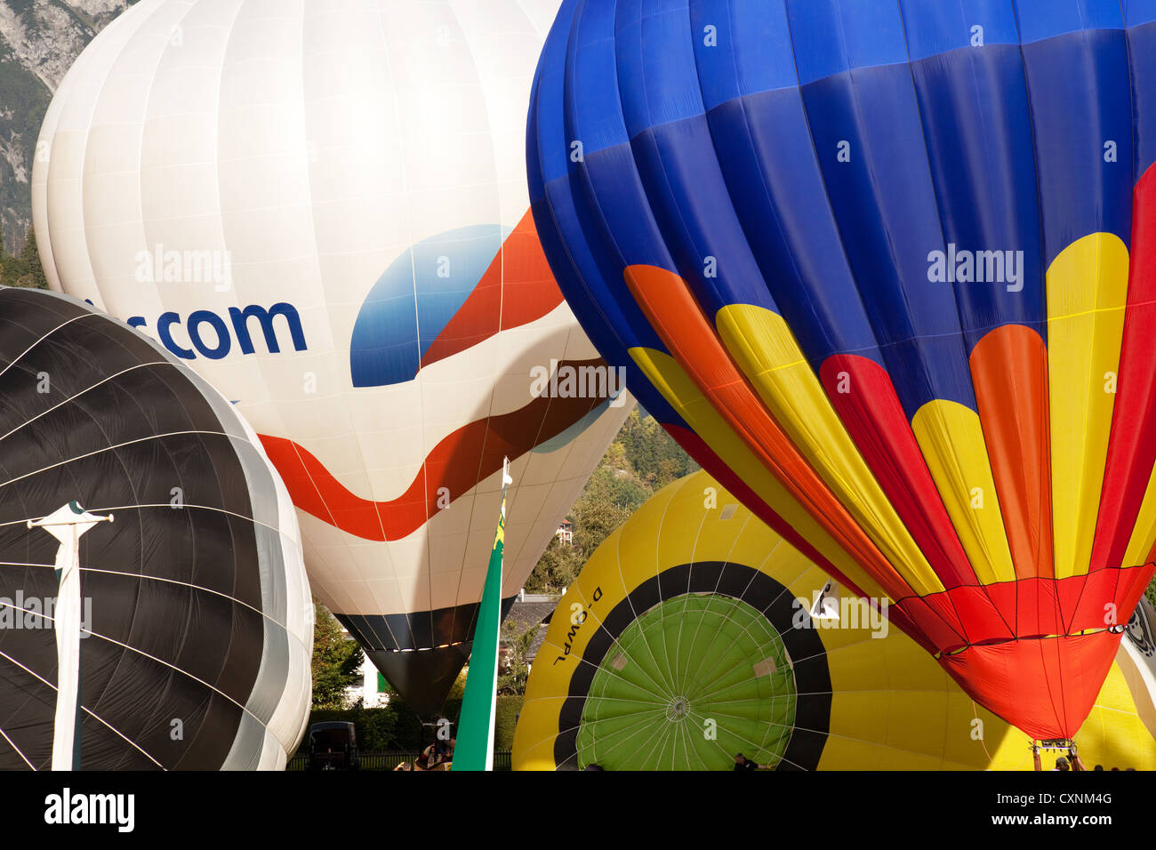 Colorful ballons à air chaud d'être gonflé, Flims Suisse Europe Banque D'Images
