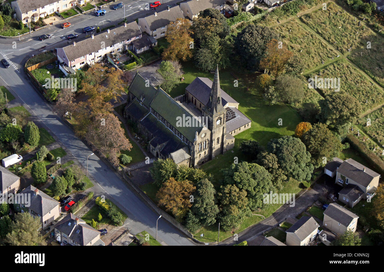 Vue aérienne de l'église St Mary à Wyke près de Bradford Banque D'Images
