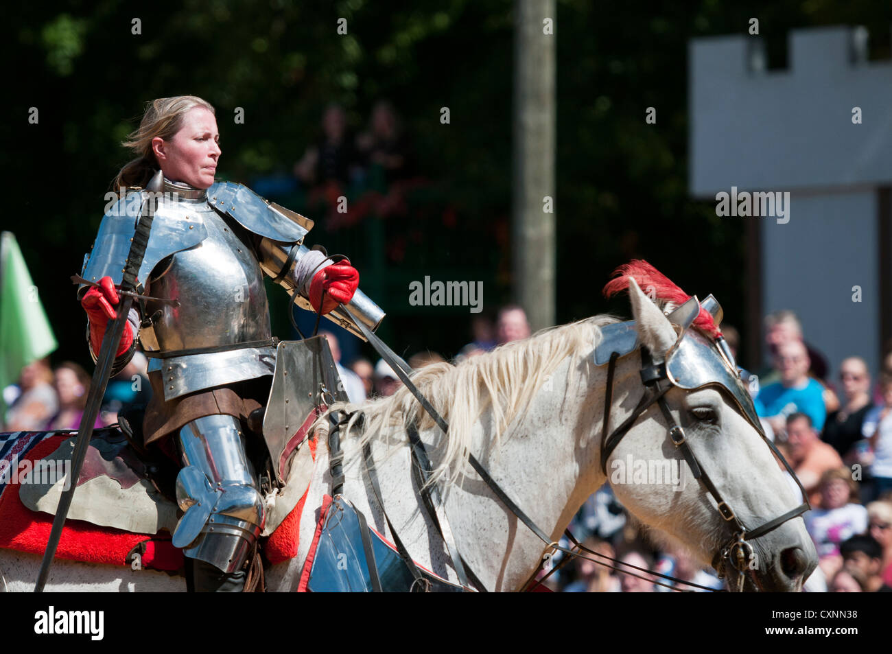 Femme portant une armure de chevalier à cheval à la Maryland Renaissance Festival/foire à Annapolis Maryland Banque D'Images