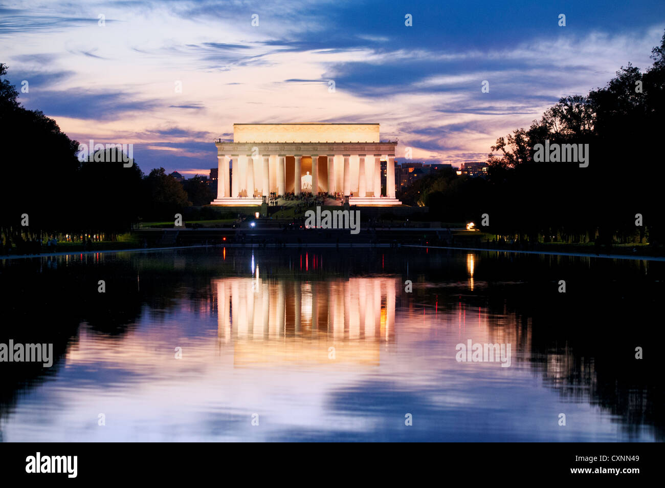 Le Lincoln Memorial avec ciel dramatique et la réflexion dans le miroir d'eau, récemment rénové. Washington DC Banque D'Images