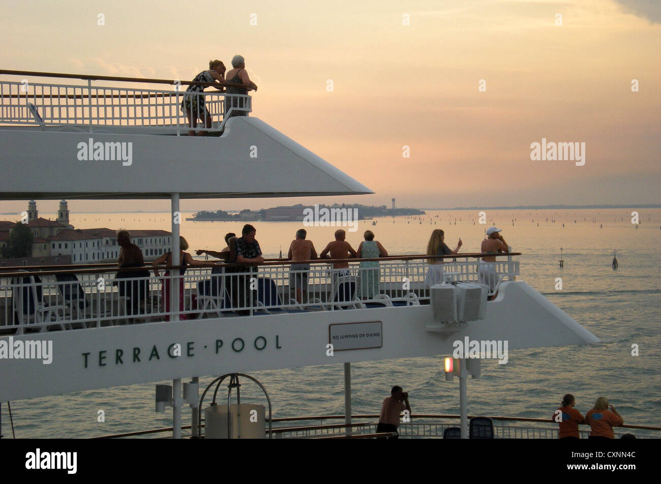 P & O navire de croisière de luxe à Aurora à travers Venise, par une chaude soirée. Banque D'Images