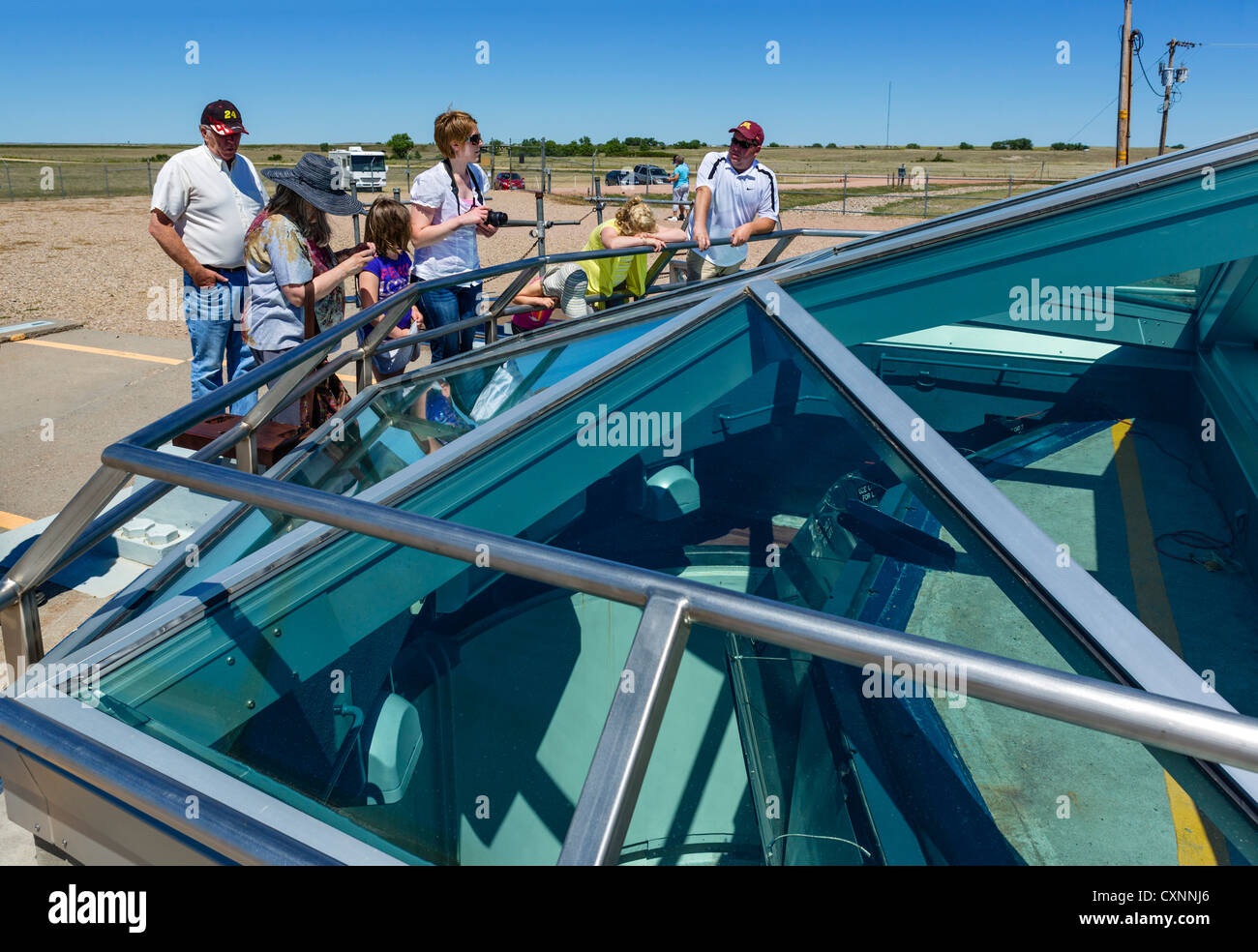 Les touristes au silo de missiles ICBM Minuteman II au Site Historique National Minuteman Missile, près de mur, South Dakota, USA Banque D'Images