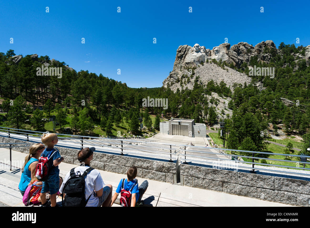 Famille sur la grande terrasse vue sur le Mount Rushmore National Memorial, Black Hills, Dakota du Sud, USA Banque D'Images