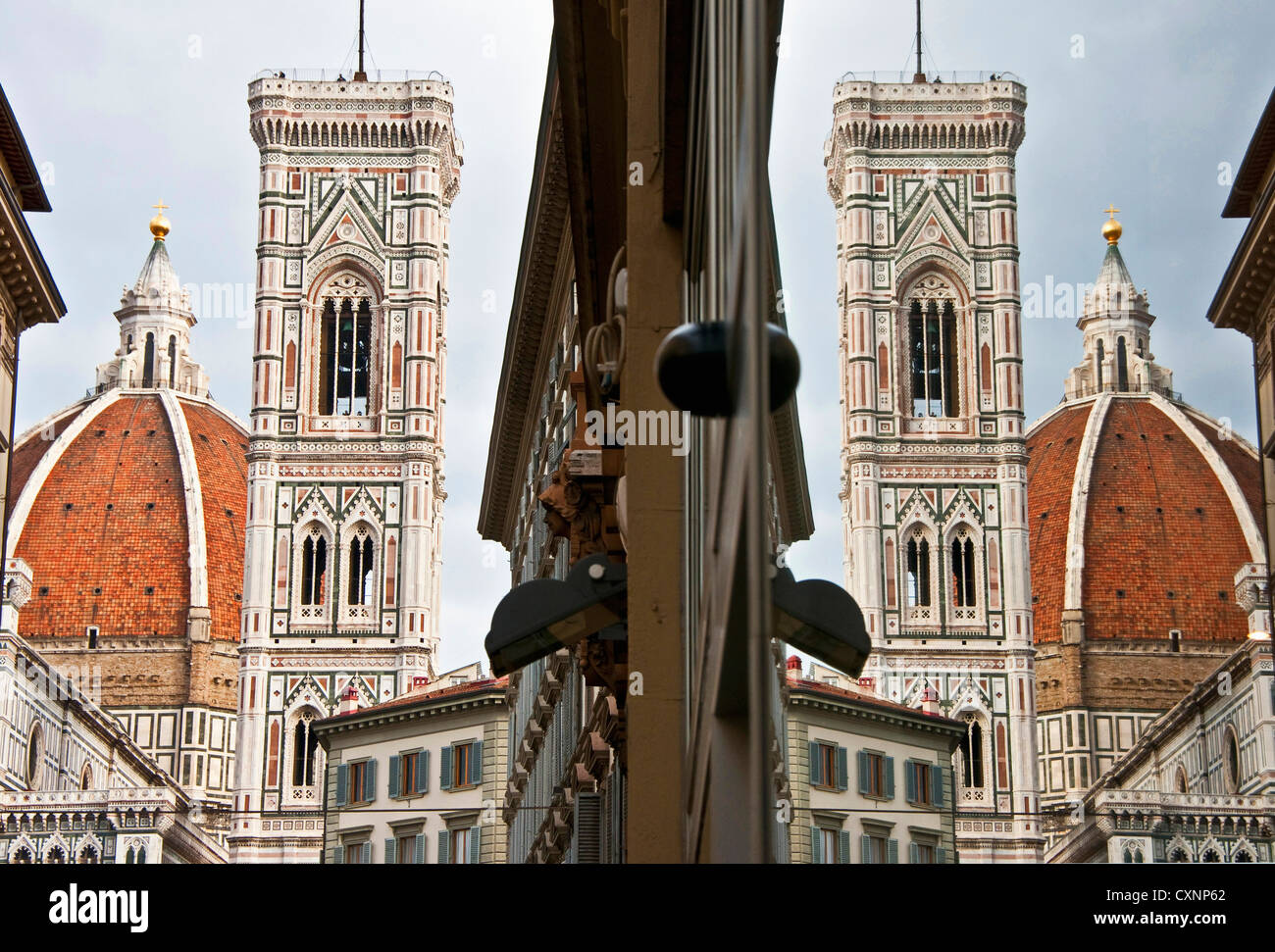 Le Duomo, la Basilique Santa Maria del Fiore et le clocher de Giotto, à Florence avec réflexion dans la vitrine Banque D'Images